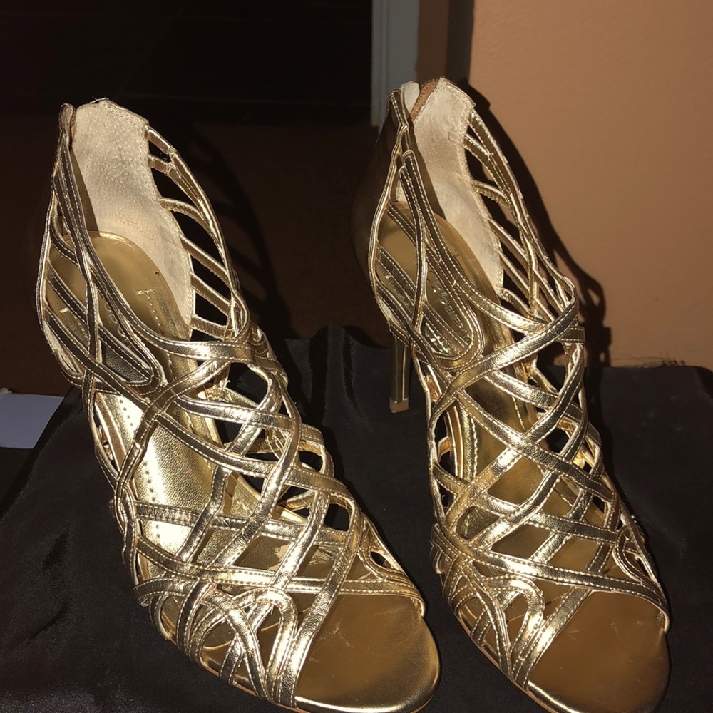 They are gold  with your toes .